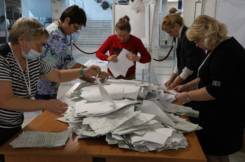 &copy; Reuters. أعضاء من لجنة الانتخابات المحلية يفرزون الأصوات في مركز اقتراع بعد استفتاء على انضمام مناطق خاضعة للسيطرة الروسية من أوكرانيا إلى روسيا، ف