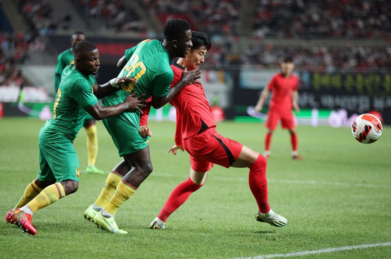 &copy; Reuters. Son Heung-min de Corea del Sur disputa el balón con Samuel Oum Gouet y Collins Fai de Camerún, en el partido amistoso disputado en el Estadio Mundialista de Seúl, Seúl, Corea del Sur, 27 de septiembre de 2022. REUTERS/Kim Hong-Ji
