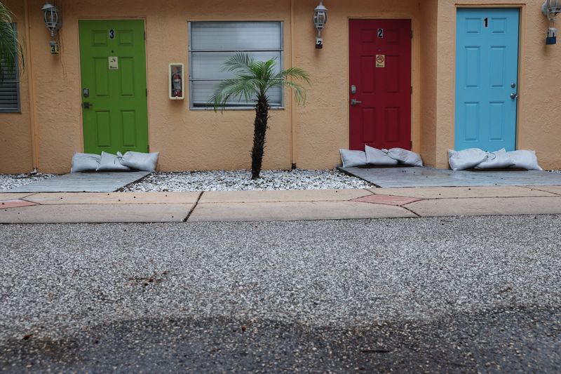 &copy; Reuters. Sandbags sit outside door fronts, as Hurricane Ian spun toward the state carrying high winds, torrential rains and a powerful storm surge, in the beachside community of Indian Shores, Florida, U.S., September 27, 2022. REUTERS/Shannon Stapleton