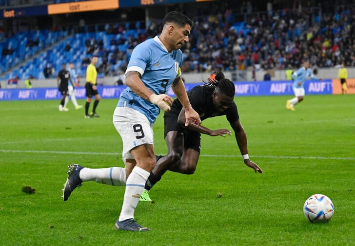 &copy; Reuters. Luis Suárez disputa el balón durante el partido amistoso entre las selecciones de Uruguay y Canadá, en el Tehelné pole, Bratislava, Eslovaquia, Septiembre 27, 2022. REUTERS/Radovan Stoklasa