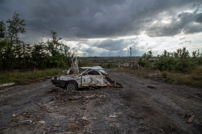 &copy; Reuters. A destroyed civil car is seen on a road, amid Russia's attack on Ukraine, near the village of Velyka Komyshuvakha, recently liberated by the Ukrainian Armed Forces in Kharkiv region, Ukraine September 24, 2022.  REUTERS/Oleksandr Ratushniak