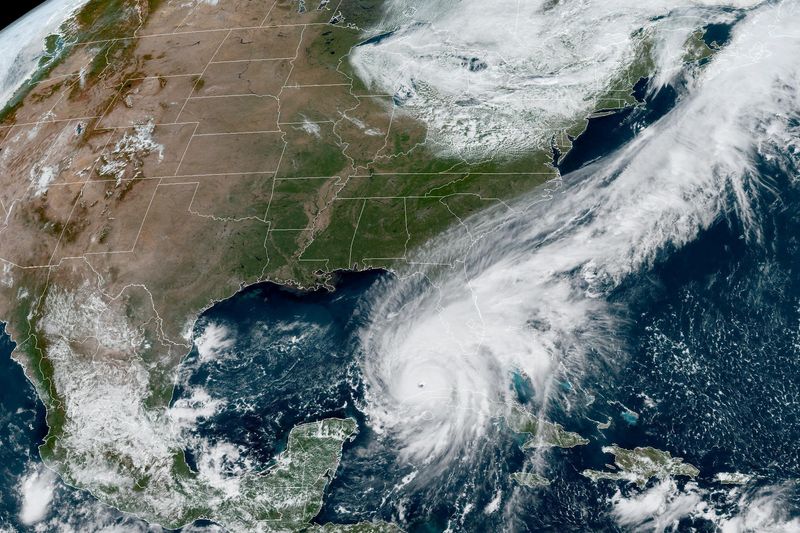 © Reuters. Hurricane Ian makes its way to Florida's west coast after passing Cuba in a composite image from the National Oceanic and Atmospheric Administration (NOAA) GOES-East weather satellite September 27, 2022. NOAA/Handout REUTERS 