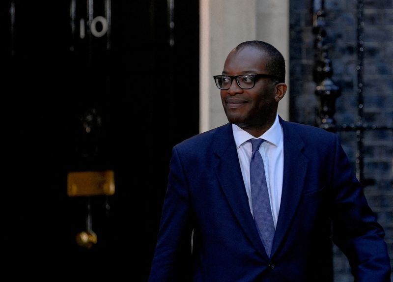 &copy; Reuters. FOTO DE ARQUIVO: O novo chanceler do Tesouro britânico, Kwasi Kwarteng, caminha do lado de fora da Downing Street, número 10, em Londres, Reino Unido, em 6 de setembro de 2022. REUTERS/Toby Melville/