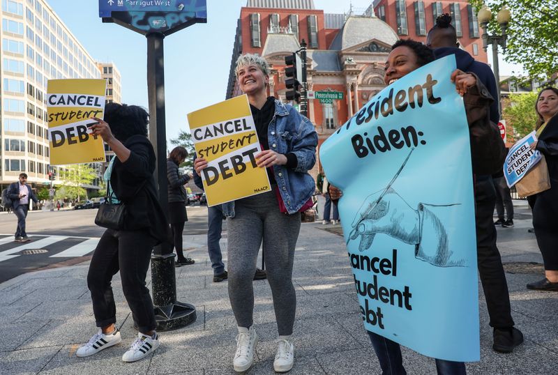 &copy; Reuters. FILE PHOTO: Activists demonstrate outside an entrance to the White House calling for the cancellation of student debt in Washington, U.S., April 27, 2022. REUTERS/Evelyn Hockstein/File Photo