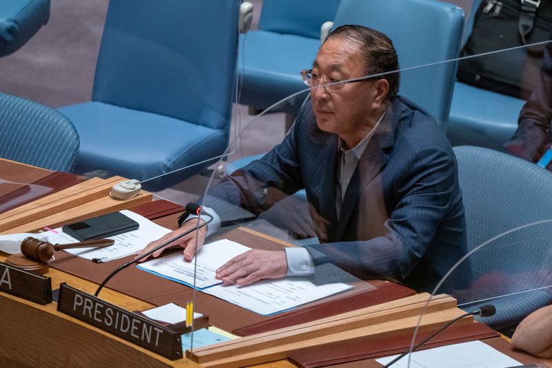 &copy; Reuters. سفير الصين لدى الأمم المتحدة تشانغ جون يتحدث خلال اجتماع في نيويورك يوم 23 أغسطس آب 2022. تصوير: ديفيد دي ديلجادو - رويترز.