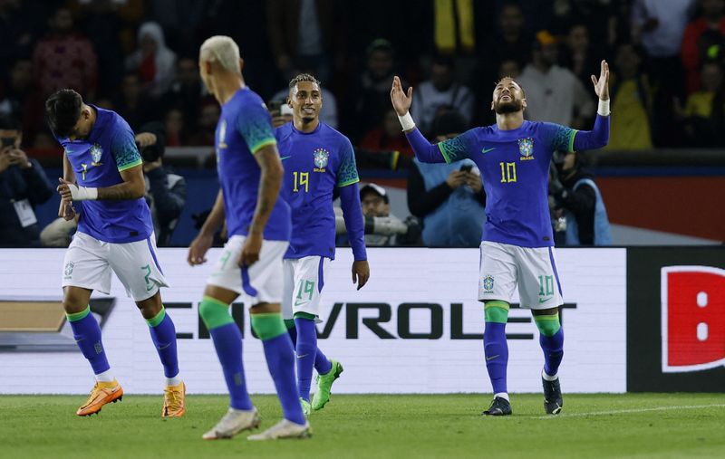 &copy; Reuters. Os ogadores da seleção brasileira Lucas Paquetá, Richarlison, Raphinha e Neymar comemoram o terceiro gol contra a Tunísia. REUTERS/Gonzalo Fuentes