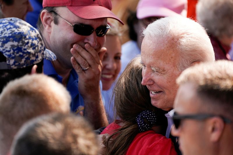 &copy; Reuters. FILE PHOTO: U.S. President Joe Biden meets with people in the crowd after delivering remarks on Labor Day at Henry Maier Festival Park in Milwaukee, Wisconsin, U.S., September 5, 2022. REUTERS/Elizabeth Frantz/File Photo