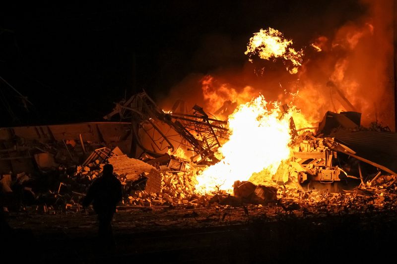 © Reuters. A fire is seen at the site of a Russian missile strike, amid Russia's attack on Ukraine, in Kharkiv, Ukraine September 27, 2022. REUTERS/Sofiia Gatilova