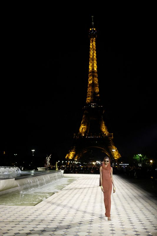 © Reuters. Modelo desfila criação do designer Anthony Vaccarello durante desfile da marca Saint Laurent durante a Semana de Moda de Paris. REUTERS/Johanna Geron