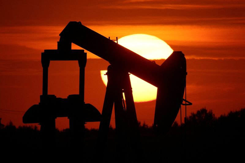 &copy; Reuters. FILE PHOTO: An oil pump of IPC Petroleum France is seen at sunset outside Soudron, near Reims, France, August 24, 2022. REUTERS/Pascal Rossignol