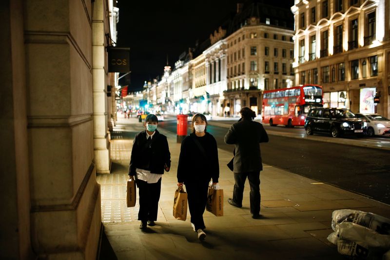 © Reuters.     英保健当局は２８日、今冬はインフルエンザの増加と新型コロナウイルスの再流行により、国民保健サービス（ＮＨＳ）が一段と逼迫する恐れがあると警告した。資料写真、２０２０年３月、ロンドンで撮影（２０２２年　ロイター／Henry Nicholls）