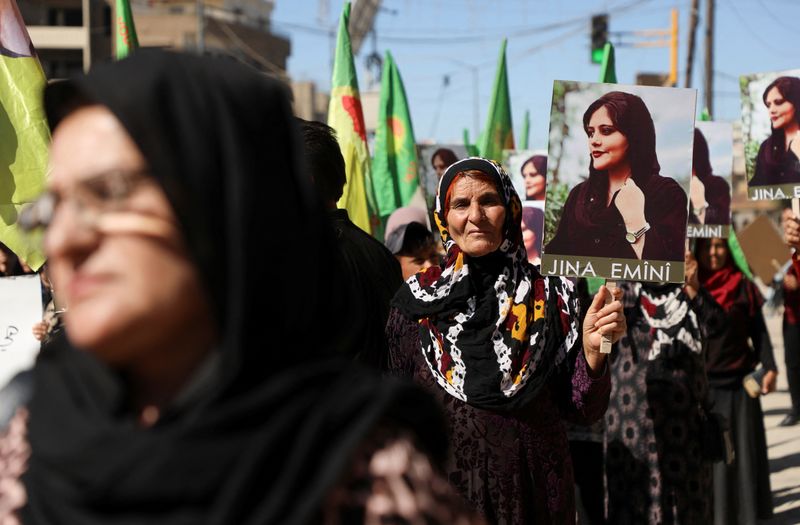 &copy; Reuters. متظاهرات يرفعن الأعلام والصور خلال مسيرة يوم الاثنين في قامشلي بسوريا احتجاجا على وفاة الشابة الإيرانية مهسا أميني بعدما احتجزتها شرطة الأ
