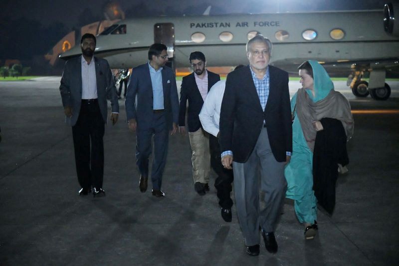 &copy; Reuters. FILE PHOTO: Pakistan's likely new Finance Minister Ishaq Dar walks upon his arrival at the Nur Khan military airbase in Chaklala, Rawalpindi, Pakistan September 26, 2022. Prime Minister's Office/Handout via REUTERS. 