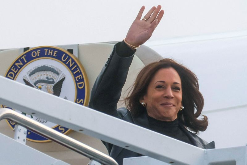 &copy; Reuters. FILE PHOTO: U.S. Vice President Kamala Harris boards Air Force 2 for travel to Japan and South Korea from Joint Base Andrews, Maryland, U.S. September 25, 2022. REUTERS/Leah Millis