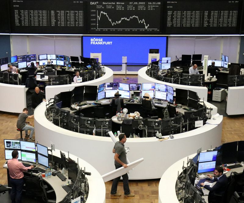&copy; Reuters. El gráfico de cotización del índice bursátil alemán DAX en una pantalla en el interior de la Bolsa de Fráncfort, Alemania, el 27 de septiembre de 2022. REUTERS/Personal