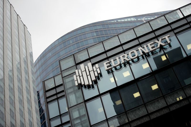 &copy; Reuters. Le logo d'Euronext sur la façade d'un bâtiment dans le quartier d'affaires de La Défense. /Photo d'archives/REUTERS/Benoit Tessier