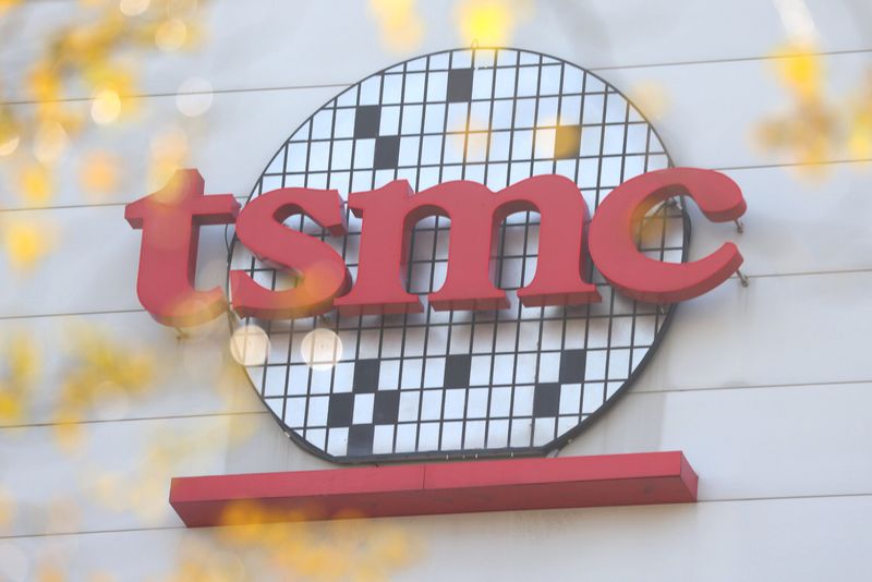 &copy; Reuters. The logo of Taiwan Semiconductor Manufacturing Co (TSMC) is pictured at its headquarters, in Hsinchu, Taiwan, January 19, 2021. REUTERS/Ann Wang