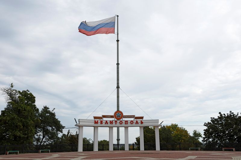 &copy; Reuters. FILE PHOTO: A view shows the Russian flag flying in the square during a five-day referendum on the secession of Zaporizhzhia region from Ukraine and its joining Russia, in the Russian-controlled city of Melitopol in the Zaporizhzhia region, Ukraine Septem