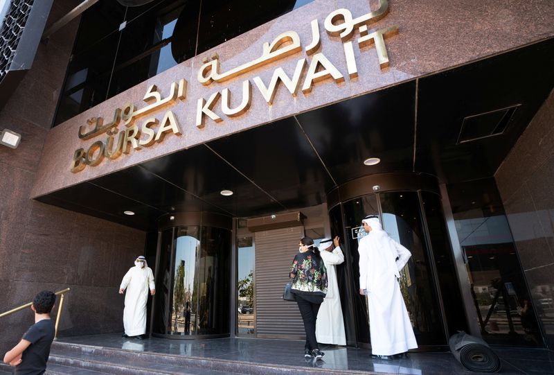 &copy; Reuters. متداولون أمام بورصة الكويت في العاصمة الكويت في صورة من أرشيف رويترز.