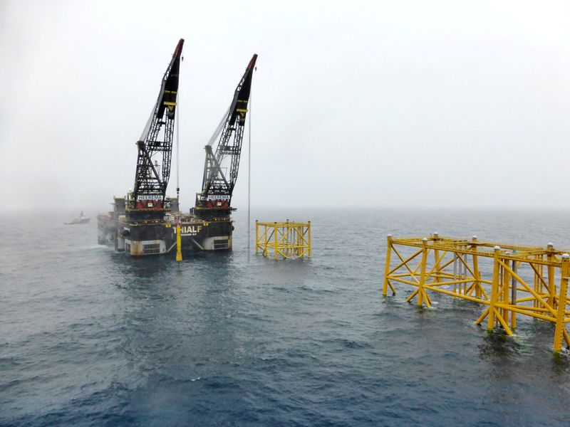 &copy; Reuters. FILE PHOTO: A view of Equinor's oil platform in Johan Sverdrup oilfield in the North Sea, Norway August 22, 2018. REUTERS/Nerijus Adomaitis/File Photo