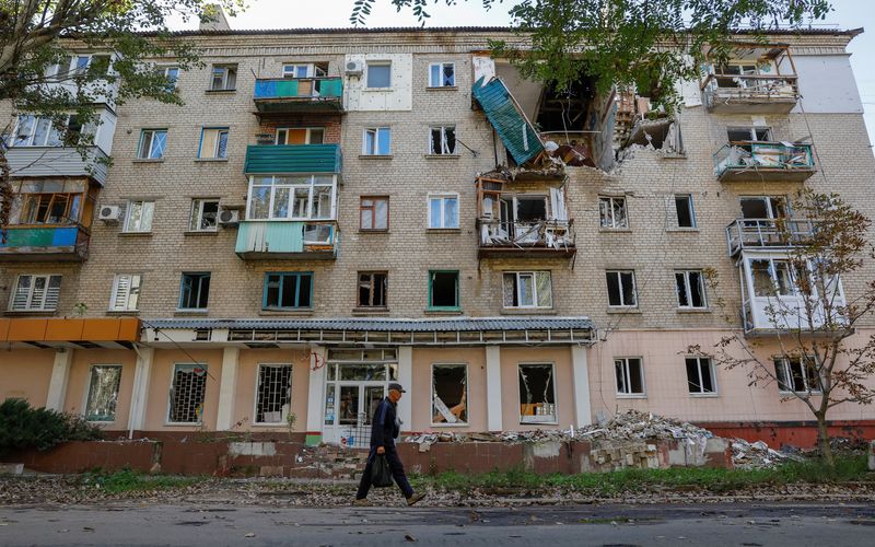 &copy; Reuters. Homem caminha em frente a prédio danificado durante guerra entre Rússia e Ucrânia na cidade de Lysychansk, na região ucraniana de Luhansk
21/09/2022 REUTERS/Alexander Ermochenko