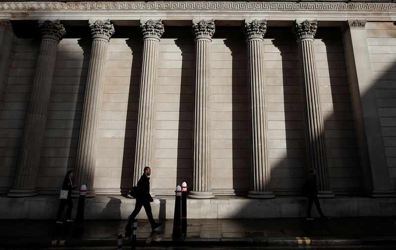 &copy; Reuters. FOTO DE ARCHIVO. Una persona camina frente a la sede del Banco de Inglaterra, en Londres, Reino Unido