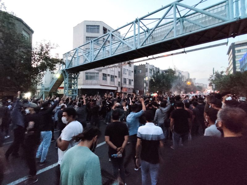 &copy; Reuters. إيرانيون يتظاهرون احتجاجا على وفاة مهسا أميني، التي توفيت عند احتجازها لدى شرطة الأخلاق في طهران يوم 21 سبتمبر أيلول 2022. صورة لرويترز من وكال