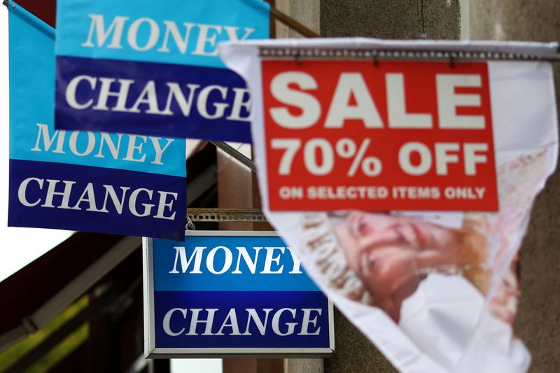&copy; Reuters. Imagen de letreros fuera de una oficina de cambio de divisas en Londres, Reino Unido. 27 de septiembre, 2022. REUTERS/Hannah McKay