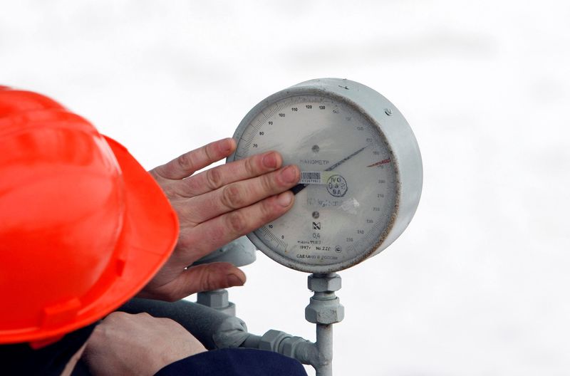 © Reuters. FILE PHOTO: A Gazprom technician inspects a pressure gauge at the gas export monopoly's Sudzha compressor station, January 14, 2009. REUTERS/Denis Sinyakov/File Photo