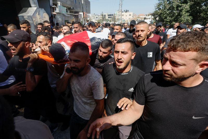 &copy; Reuters. Mourners carry the body of Palestinian gunman Abdulrahman Khazem, who was killed by Israeli forces in a raid, during his funeral in Jenin in the Israeli-occupied West Bank September 28, 2022. REUTERS/Raneen Sawafta