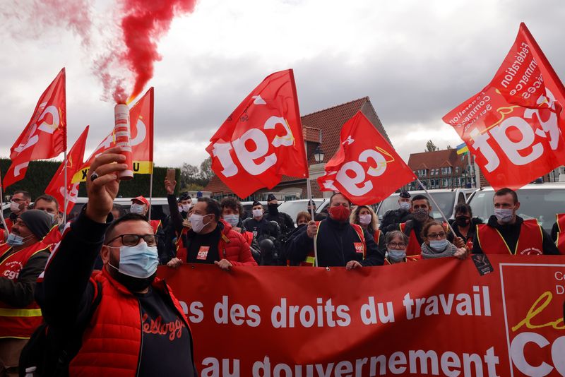 &copy; Reuters. Des membres du syndicat CGT lors d'une manifestation à Croix. /Photo d'archives/REUTERS/Pascal Rossignol