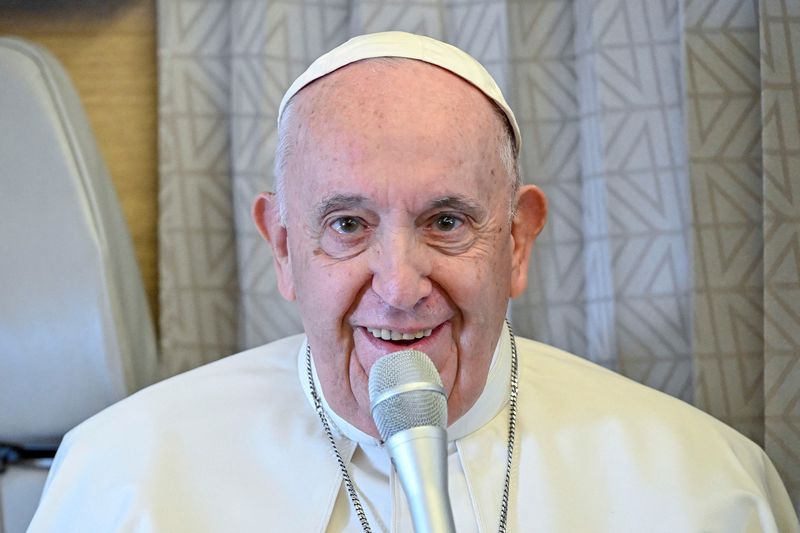 &copy; Reuters. البابا فرنسيس خلال مؤتمر على متن الطائرة الباباوية يوم 15 سبتمبر ايلول 2022. صورة من ممثل لوكالات الأنباء.
