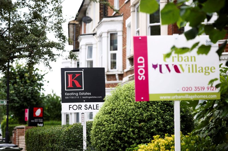 &copy; Reuters. FILE PHOTO: Estate agent signs are seen outside a residential housing in south London, Britain, August 6, 2021. REUTERS/Henry Nicholls/File Photo
