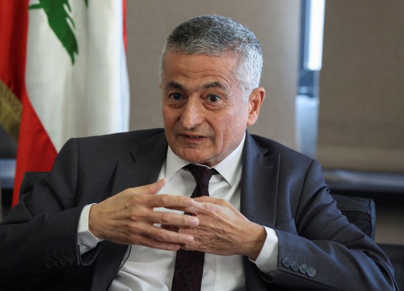 &copy; Reuters. وزير المالية اللبناني يوسف خليل خلال مقابلة مع رويترز يوم الأربعاء. تصوير: محمد عزاقير - رويترز.