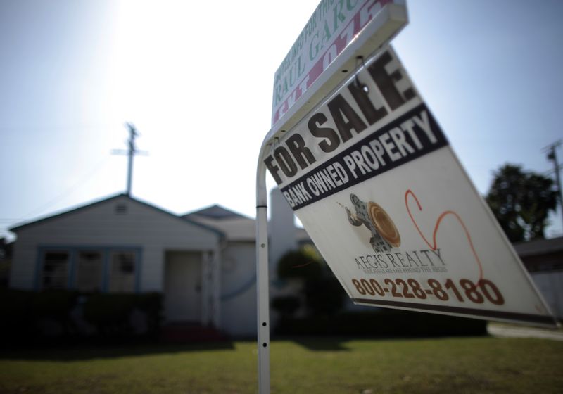 &copy; Reuters. Casa hipotecada é vista à venda em Santa Ana, Califórnia, 24 de maio de 2011. REUTERS/Lucy Nicholson