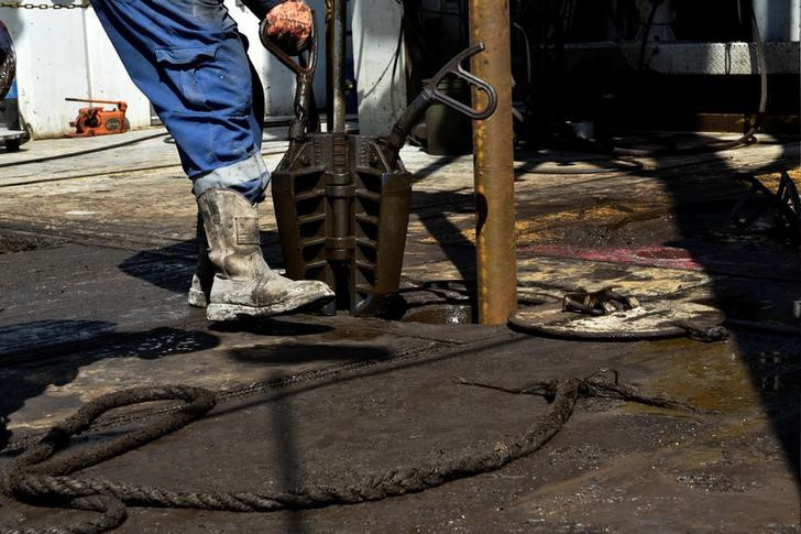 &copy; Reuters. Imagen de archivo de un operario manipulando una instalación de bombeo de crudo cerca de Wink, Texas, EEUU. 22 agosto 2018. REUTERS/Nick Oxford
