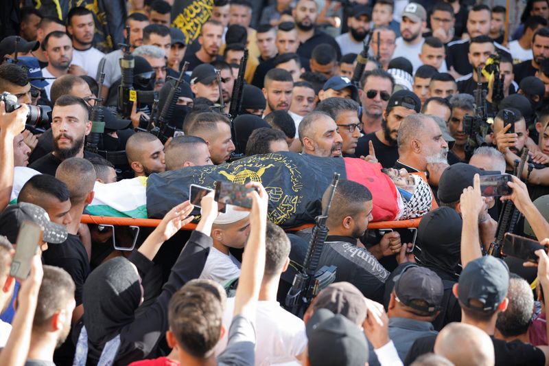 © Reuters. جثمان أحد القتلى الفلسطينيين خلال الجنازة في جنين بالضفة الغربية المحتلة يوم الاربعاء. تصوير: رنين صوافطة - رويترز. 