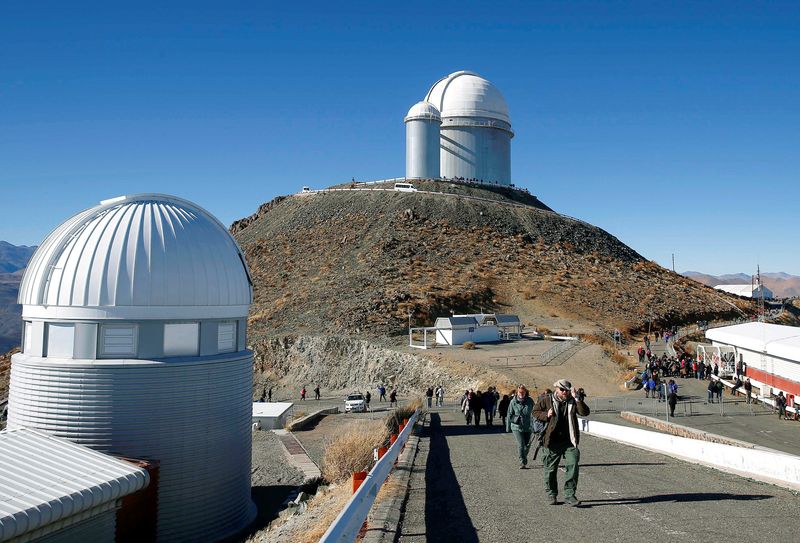 &copy; Reuters. FILE PHOTO: People are seen before of the solar eclipse in La Silla European Southern Observatory (ESO) at Coquimb, Chile July 2, 2019. REUTERS/Rodrigo Garrido/File Photo