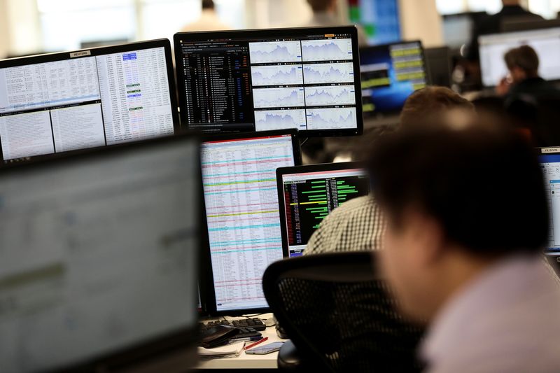 © Reuters. Traders looks at financial information on computer screens on the IG Index trading floor in London, Britain February 6, 2018. REUTERS/Simon Dawson