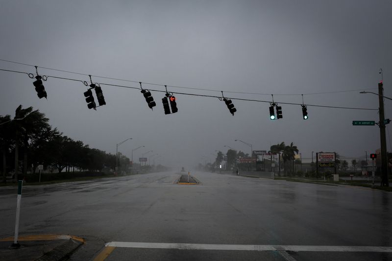 &copy; Reuters. Traffic lights wave by strong gust of wind ahead of Hurricane Ian, in Fort Myers, Florida, U.S. September 28, 2022. REUTERS/Marco Bello