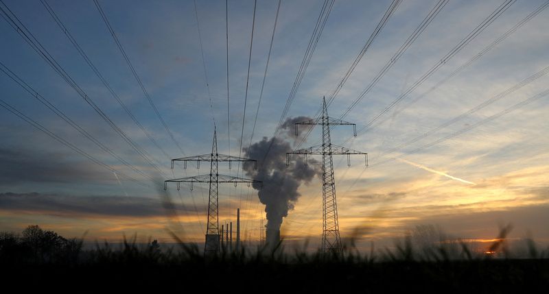 &copy; Reuters. Vue des lignes à haute tension partant de la centrale au charbon Uniper à Hanau, en Allemagne. /Photo d'archives/REUTERS/Kai Pfaffenbach