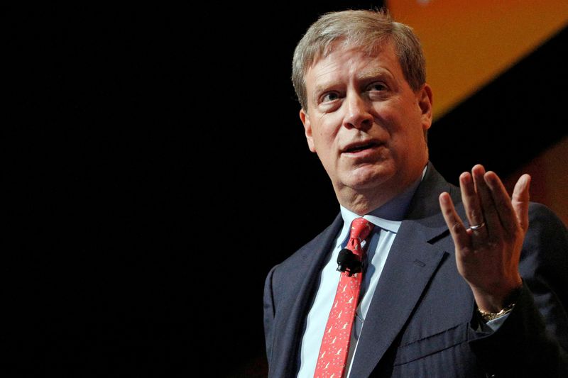 © Reuters. FILE PHOTO: Stanley Druckenmiller, Chairman and CEO of Duquesne Family Office LLC., speaks at the Sohn Investment Conference in New York City, U.S. May 4, 2016.  REUTERS/Brendan McDermid