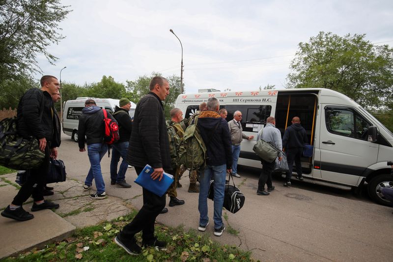 © Reuters. Reservistas russos embarcam em um ônibus em um ponto de encontro durante a mobilização parcial de tropas, destinada a apoiar a campanha militar do país na Ucrânia, na cidade de Volzhsky, na região de Volgogrado, Rússia
28/09/2022
REUTERS/Stringer