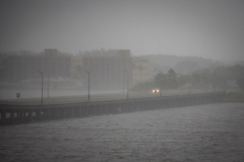 &copy; Reuters. ハリケーン「イアン」が２８日、米南部フロリダ州メキシコ湾岸に上陸した。（２０２２年　ロイター/Marco Bello）