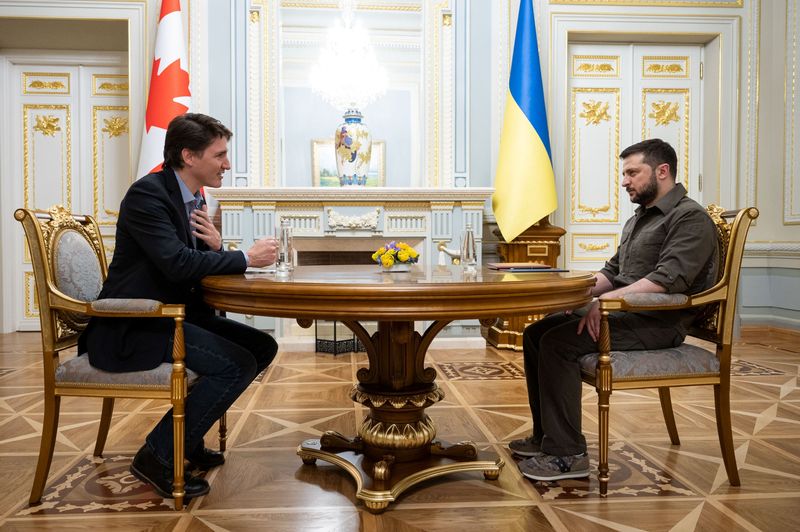 &copy; Reuters. FILE PHOTO: Canadian Prime Minister Justin Trudeau and Ukraine's President Volodymyr Zelenskiy attend a meeting, as Russia's attack on Ukraine continues, in Kyiv, Ukraine May 8, 2022.  Ukrainian Presidential Press Service/Handout via REUTERS/File Photo