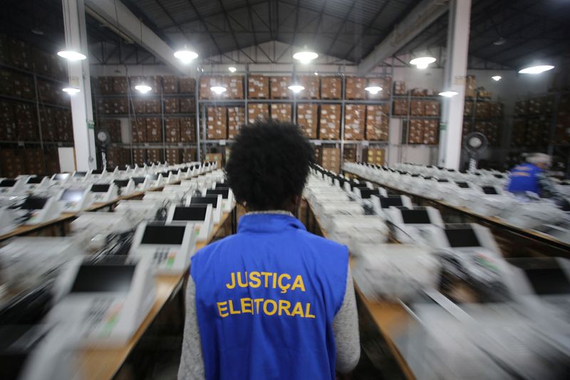 &copy; Reuters. Funcionários da Justiça Eleitoral preparam urnas eletrônicas para eleição em Porto Alegre
23/09/2022
REUTERS/Diego Vara