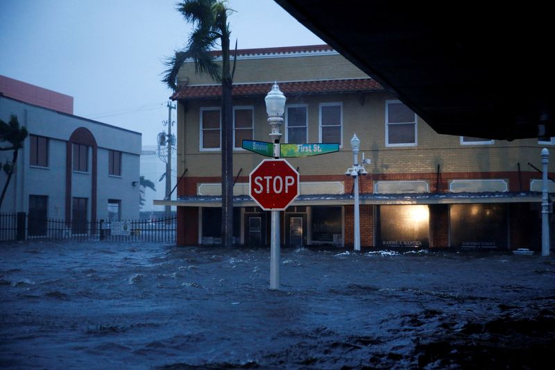 © Reuters. A flooded street is seen in downtown as Hurricane Ian makes landfall in southwestern Florida, in Fort Myers, Florida, U.S. September 28, 2022. REUTERS/Marco Bello