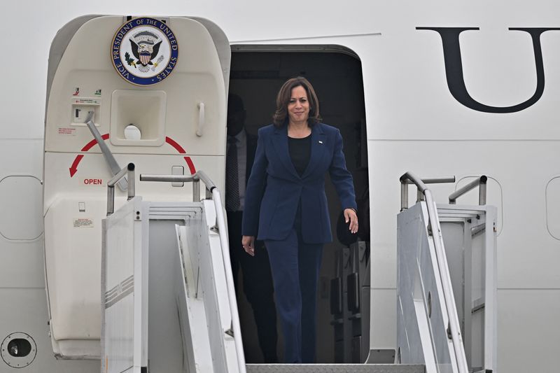 &copy; Reuters. كاملا هاريس نائبة الرئيس الأمريكي لدى وصولها بيونجتايك يوم الخميس. صورة لرويترز من ممثل لوكالات الأنباء.