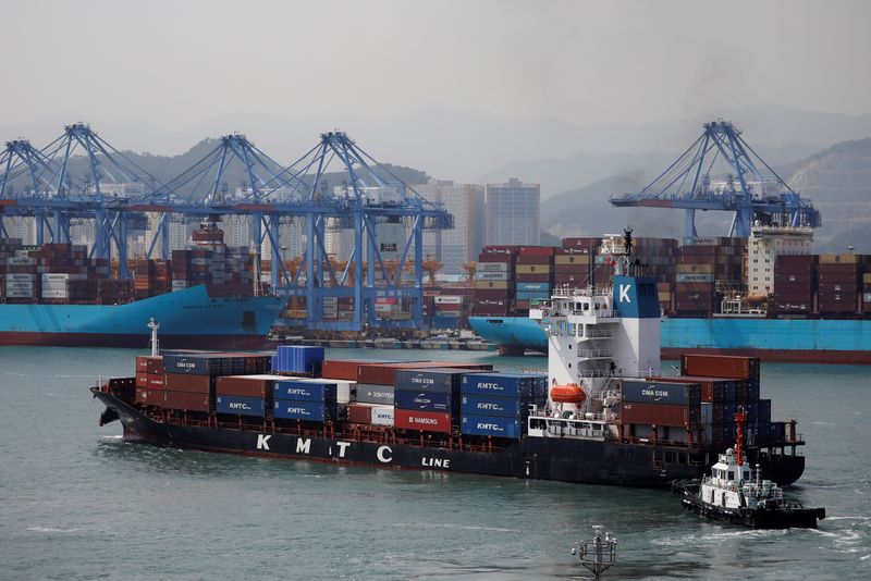 &copy; Reuters. FILE PHOTO: A container ship leaves Pusan Newport Terminal in Busan, South Korea, July 1, 2021. Picture taken on July 1, 2021.REUTERS/Kim Hong-Ji