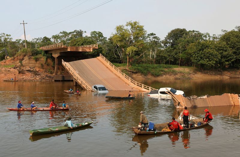 &copy; Reuters. سكان محليون وأفراد إنقاذ يبحرون على متن قوارب بعد انهيار جسر بالقرب من ماناوس بالبرازيل يوم الأربعاء. تصوير: برونو كيلي - رويترز.
